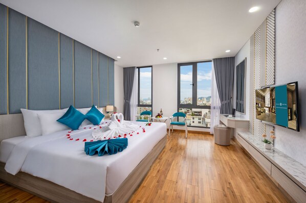 Minibar, caja de seguridad en la habitación y escritorio