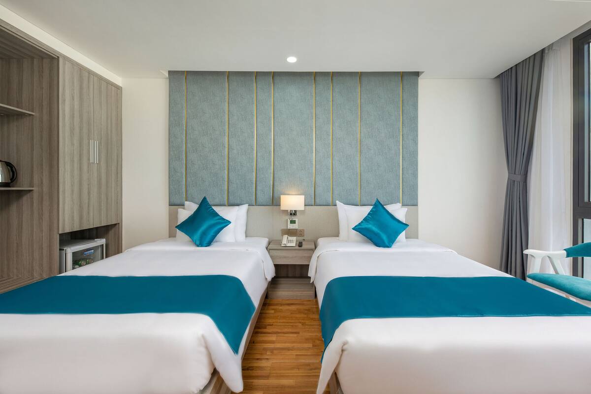 Superior Twin Room | Minibar, in-room safe, desk, laptop workspace