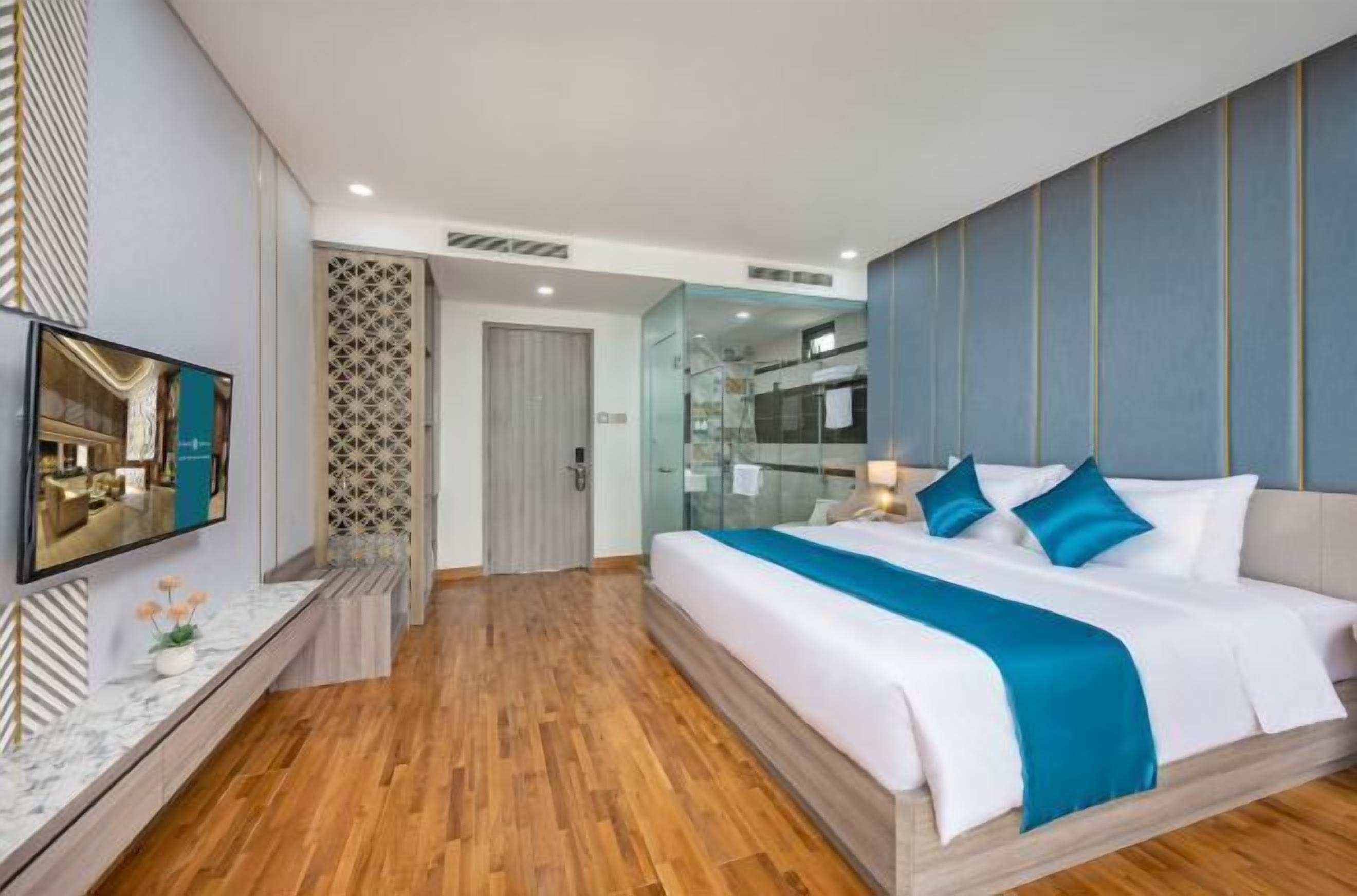 Minibar, in-room safe, desk, laptop workspace