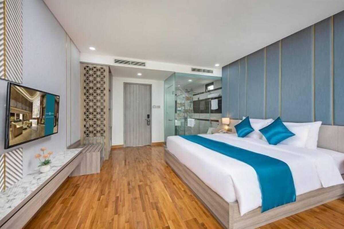 Minibar, in-room safe, desk, laptop workspace