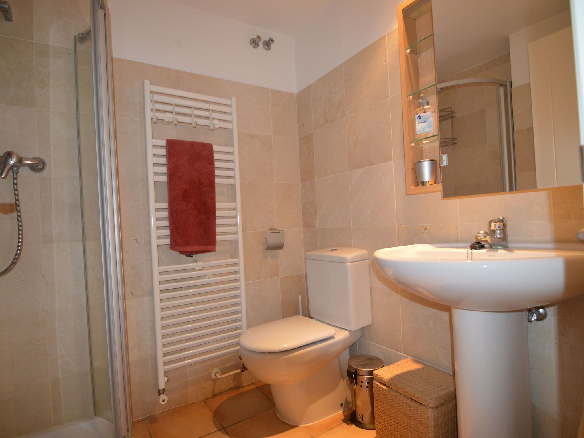 Combined shower/tub, towels