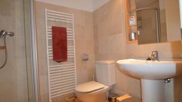 Combined shower/tub, towels