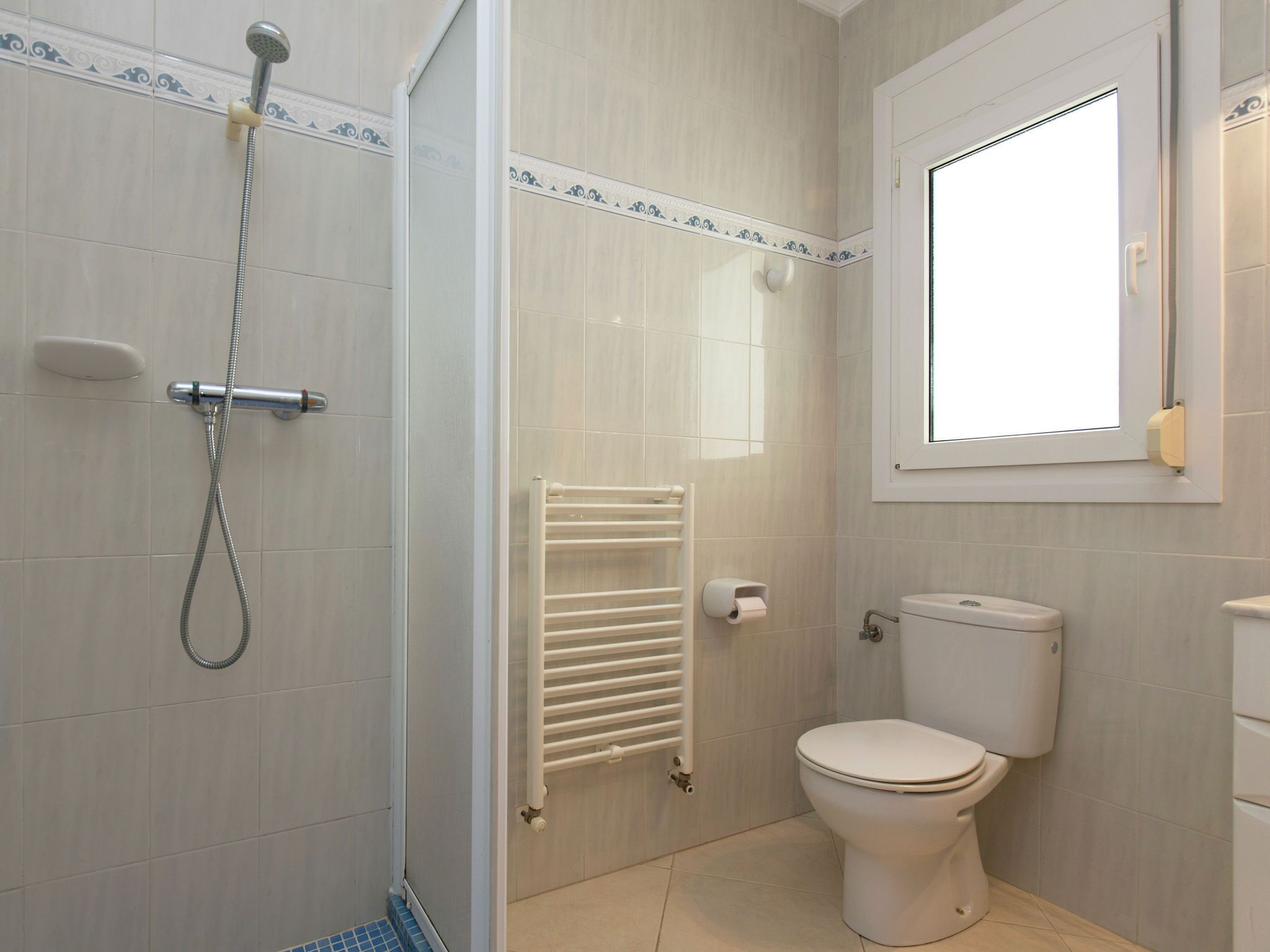 Combined shower/tub, towels