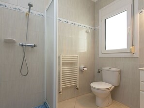 Combined shower/tub, towels - Luxurious Villa With Private Swimming Pool and Beautiful View Near Moraira (Teulada)