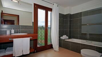 Kombinasi shower/bathtub dan handuk