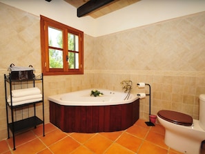 Shower, towels - Luxurious Holiday Home With Private Pool in Selva (Selva)