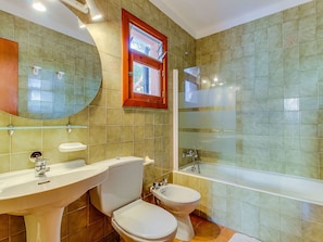 Kombinasi shower/bathtub dan handuk