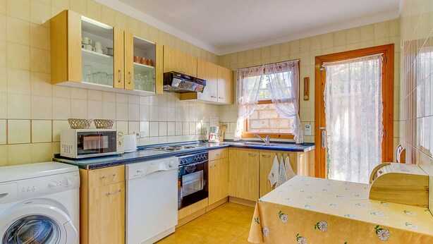 Wasserkocher mit Kaffee-/Teezubehör, Kühlschrank, Mikrowelle, Ofen