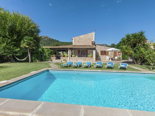 Detached House With a Refined Dã©cor and Outdoor Shaded Areas