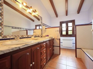 Kombinasi shower/bathtub dan handuk