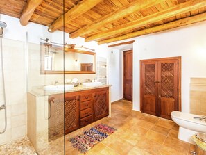 Combined shower/tub, hair dryer - Lavish Mansion in Ibiza With Private Swimming Pool (Santa Eulalia del Rio)