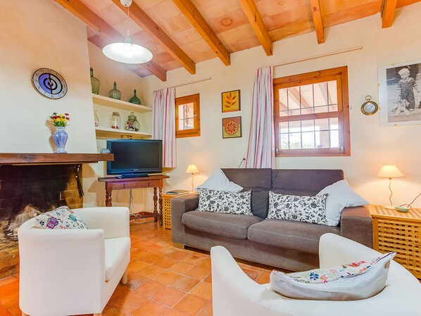 Fireplace - Quiet but Very Close to the Beautiful Beaches of Porto Petro and Mondrago (Santanyi)