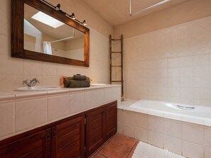 Combined shower/tub, towels - Single Storey Villa With Garden and Several Fruit Trees in Ibiza (Santa Eulalia del Rio)