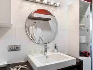 Shower, hair dryer - Comfortable Holiday Home in Badalona Near Grocery Stores (Badalona)