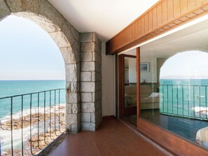Balcony - Spacious Apartment in L'escala With Balcony (L'Escala)