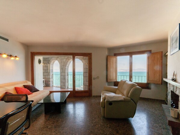 Fireplace - Spacious Apartment in L'escala With Balcony (L'Escala)
