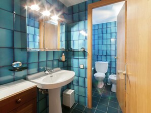 Bathtub - Spacious Apartment in L'escala With Balcony (L'Escala)