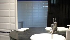 Ferienhaus | Badezimmer | Dusche, Haartrockner, Handtücher
