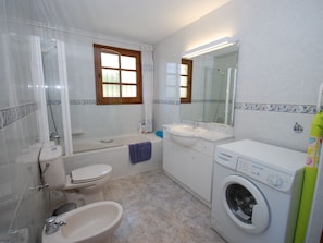 Combined shower/tub - Beautiful Villa In Calogne With Swimming Pool (Calonge)