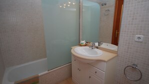 Bungalow | Baño | Tina con regadera y toallas 