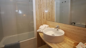 Unclassified image, 4 of 12, button - Comfortable Apartment With AC, Near the Beach (Pals)