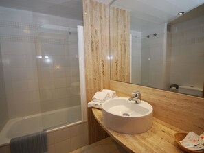 Apartment | Badezimmer | Duschwanne, Handtücher