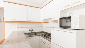 Cafetera/tetera, refrigerador, microondas