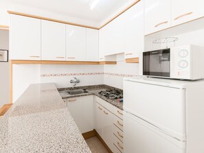 Wasserkocher mit Kaffee-/Teezubehör, Kühlschrank, Mikrowelle