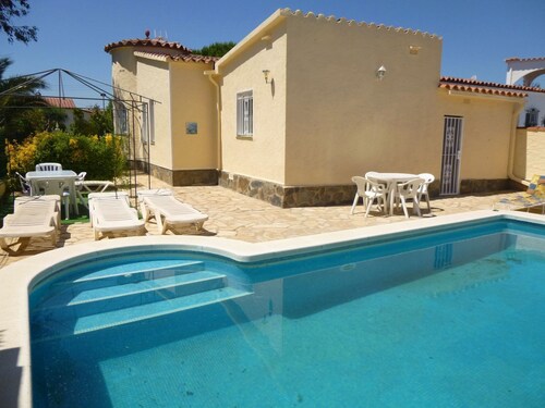 House in Empuriabrava With Private Pool and Barbecue in Quiet Area