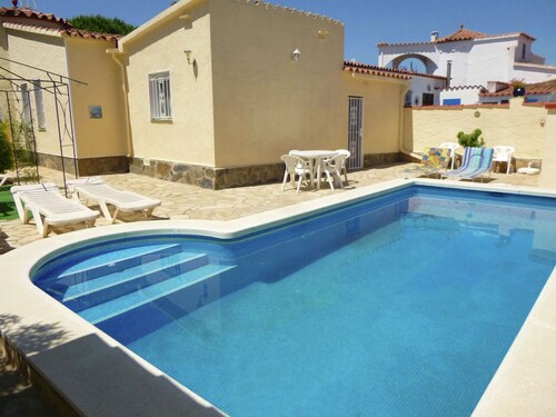 House in Empuriabrava With Private Pool and Barbecue in Quiet Area