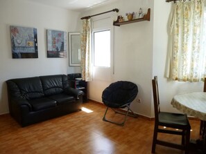 Living room - House in Empuriabrava With Private Pool and Barbecue in Quiet Area (Castello d'Empuries)