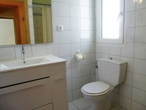 Bathroom - House in Empuriabrava With Private Pool and Barbecue in Quiet Area (Castello d'Empuries)