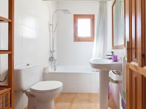 Combined shower/bathtub - House With Private Pool for 4 Persons in Sant Pere Pescador (Sant Pere Pescador)