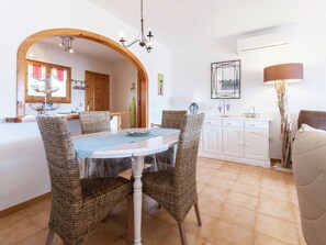 Dining - House With Private Pool for 4 Persons in Sant Pere Pescador (Sant Pere Pescador)