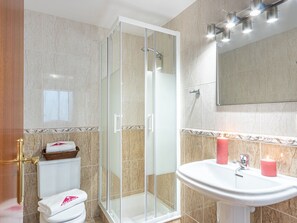 Combined shower/bathtub - Apartment With sea View, two Bedrooms 50m From the Beach (Castello d'Empuries)