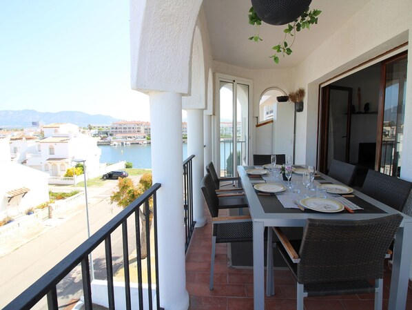 Balcony - Modern Apartment With Swimming Pool in Empuriabrava (Castello d'Empuries)