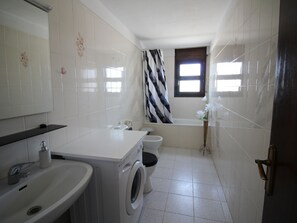 Combined shower/bathtub - Modern Apartment With Swimming Pool in Empuriabrava (Castello d'Empuries)