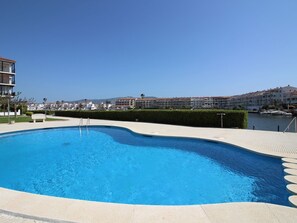 Outdoor pool - Modern Apartment With Swimming Pool in Empuriabrava (Castello d'Empuries)