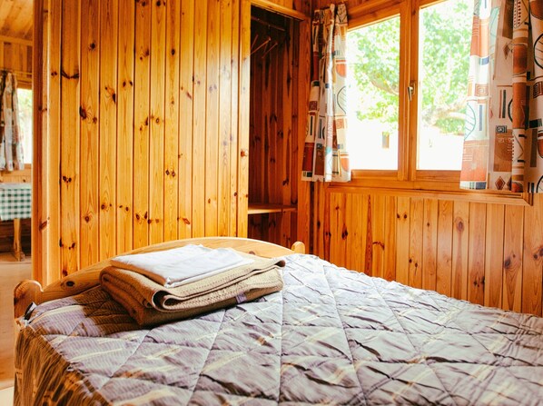 Bungalow | 2 chambres, ameublement unique, literie fournie