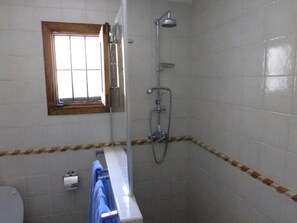 Shower, towels - Detached Finca With Salt-water Pool, in a Rural Location Near Torre del Mar (Velez-Malaga)
