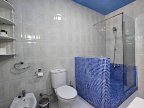 Shower, towels - Lovely Spacious Holiday Home With a Well-kept Interior in Maro (Nerja)