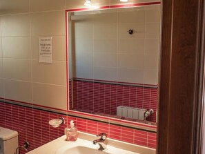 Shower, towels - Luxurious Villa in Sayalonga Andalusia With Private Pool (Sayalonga)