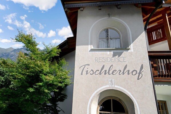 تفاصيل الفندق من الخارج