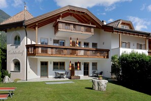 Exterior - Cosy Holiday Apartment "Tischlerhof - Typ C" with Wi-Fi and Mountain View (Dorf Tirol bei Meran)