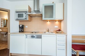 Fridge, microwave, stovetop, dishwasher - Cosy Holiday Apartment "Tischlerhof - Typ C" with Wi-Fi and Mountain View (Dorf Tirol bei Meran)