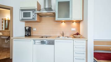 Kühlschrank, Mikrowelle, Herdplatte, Geschirrspüler