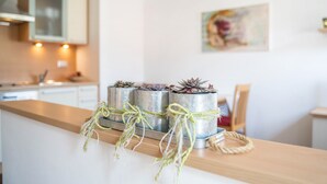 A kitchen counter with three potted plants tied with green twine. - Cosy Holiday Apartment "Tischlerhof - Typ C" with Wi-Fi and Mountain View (Dorf Tirol bei Meran)