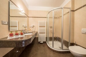 Een douche, een haardroger, handdoeken