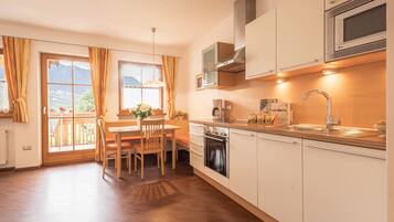 Kühlschrank, Mikrowelle, Herdplatte, Geschirrspüler