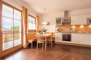 Kühlschrank, Mikrowelle, Herdplatte, Geschirrspüler